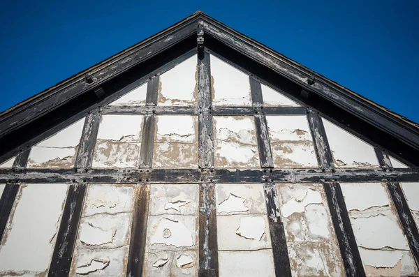 Ahşap çerçeveli, onarılması gereken Tudor geçidi..