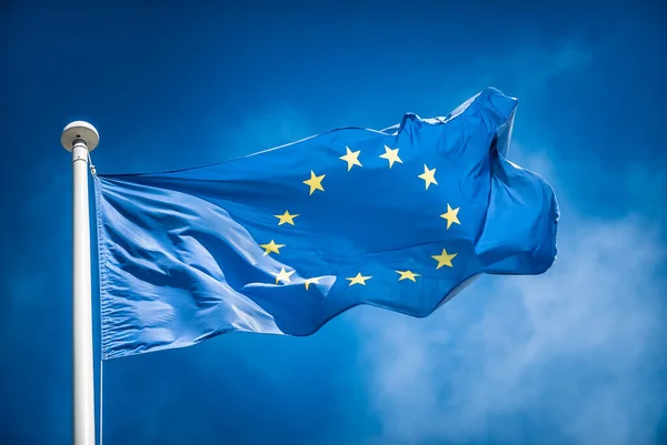 Avrupa Birliği bayrağı mavi arka planda rüzgarda dalgalanıyor