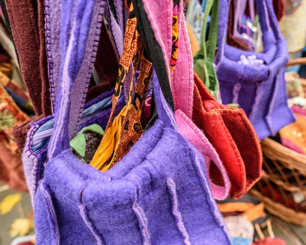 Açık hava pazarında satılık el çantaları..