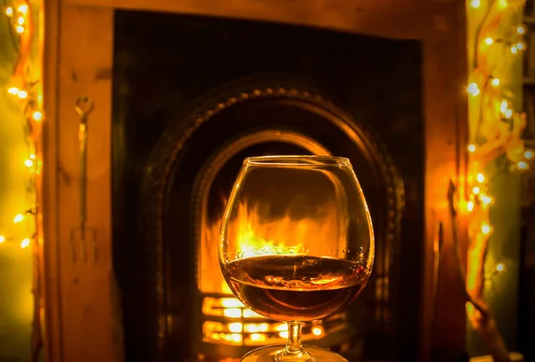 Kışın sıcacık bir şöminenin yanında bir bardak brendi ısınıyor..