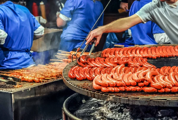 Şef ızgarada sosis pişiriyor..