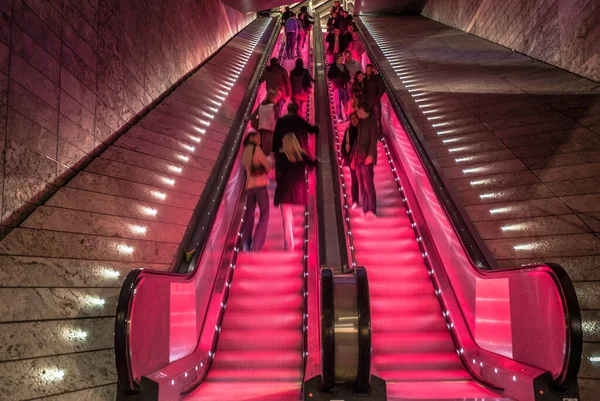 Liverpool One alışveriş merkezinde modern yürüyen merdiven..