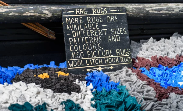 Kanaldaki dar bir teknede el yapımı halılar satılıyor..