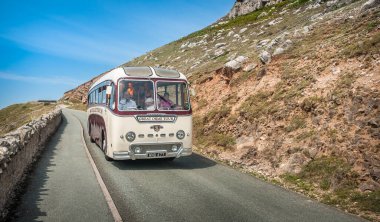 Llandudno, İngiltere - 7 Ağustos 2013: Great Orme 'da deniz manzarası için turistleri götüren klasik bir koç gezisi.