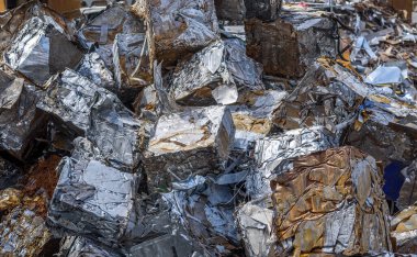 Bir işleme tesisinde bloklara sıkıştırılmış metal atıkları.