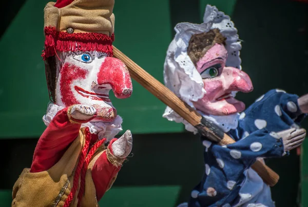 Geleneksel İngiliz sahil kukla gösterisi Punch ve Judy.