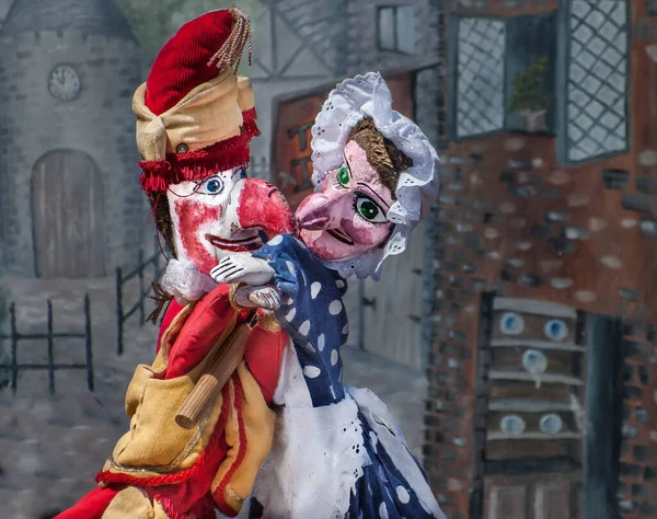 Geleneksel İngiliz deniz kenarı yumruğu ve Judy kukla gösterisi, Punch ve Judy 'nin Llandudno, Wales, Uk' ta kucaklaşmasıyla.