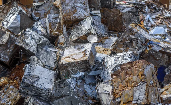Bir işleme tesisinde bloklara sıkıştırılmış metal atıkları.
