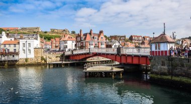 Whitby, İngiltere - 17 Ağustos - Whitby limanı içinde salıncak köprü turistler izlerken. Whitby 'de, Kuzey Yorkshire, İngiltere. 17 Ağustos 2016.