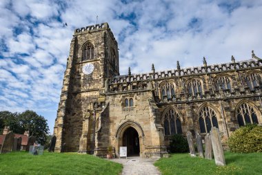 15. yüzyıldan kalma St Mary Kilisesi, Thirsk, Kuzey Yorkshire, İngiltere pazar kasabasında.