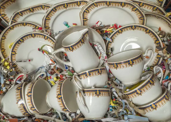 İkinci el dükkanında satılık eski bir seramik çay seti..