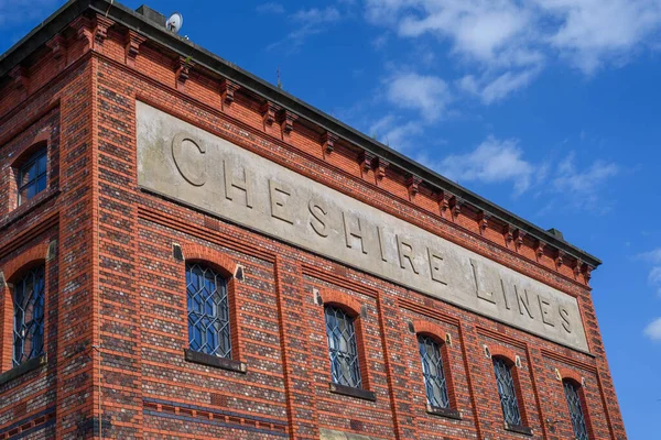 Cheshire Hatları Komitesi Deposu, Warrington, Cheshire. Dairelere dönüştürülmüş 2. sınıf bir bina. Cheshire Çizgi Komitesi için 1873 'te inşa edilmiş eski bir eşya deposu.