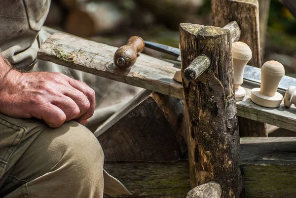 Zanaatkar traş atında tahta topuz yapıyor.