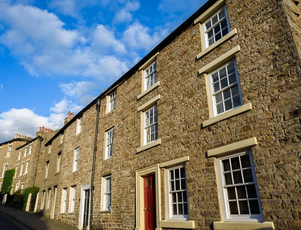 Ana cadde boyunca taş evler, Askrigg, Wensleydale, Yorkshire Dales, İngiltere.