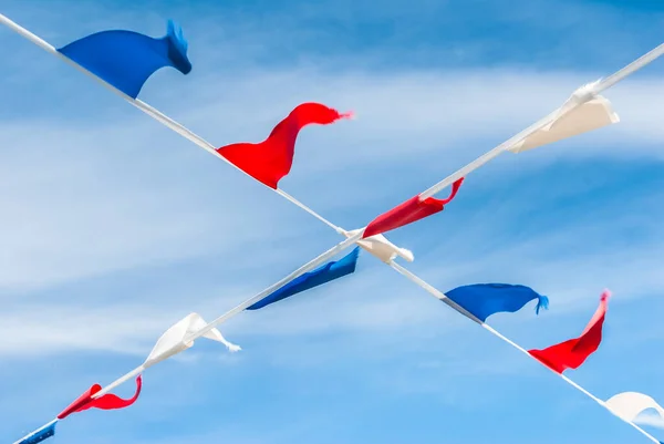 Mavi gökyüzüne karşı geçen sendika bayrağının kırmızı, beyaz ve mavi renkleri.