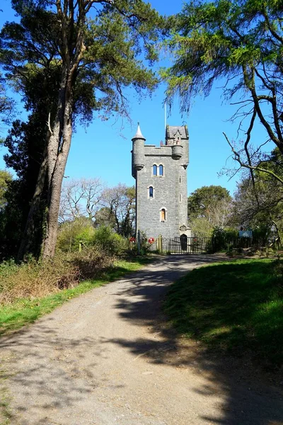 Helen 'in Kulesi. 19. yüzyıl ahmaklığı ve gözcü kulesi Bangor, County Down, Kuzey İrlanda 24.04.2021