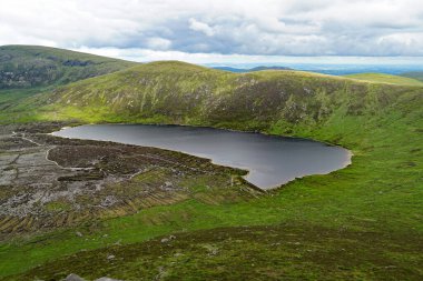 Lough Shannagh 'ın Kuzey İrlanda' daki Mourne Dağları 'ndaki hava manzarası