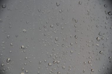 Капли на стекле