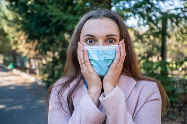 Hermosa Chica Con Una Máscara Médica Las Calles Emoción Asusta —  Fotos de Stock