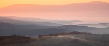 Güneşin doğuşunda sisli bir dağ manzarası. sonbahar sezonu