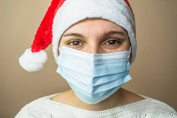 Chica Sombrero Navidad Una Máscara Médica Cara Cerca —  Fotos de Stock