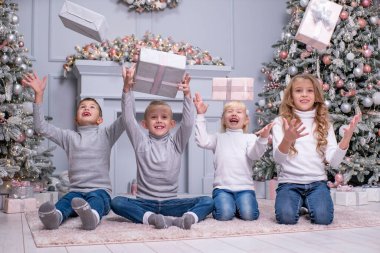 İki erkek ve iki kız noel hediyelerini Noel dekoruyla birlikte odaya atıyorlar. Çok komik..