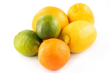 Beyaz arka planda izole edilmiş turunçgiller. Limon, limon, portakal.
