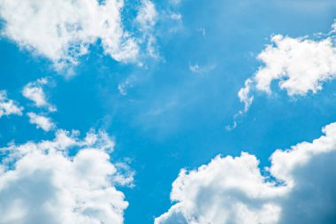 Beyaz bulutlu güzel mavi gökyüzü arkaplanı. Yazı için yer. Temiz Hava.