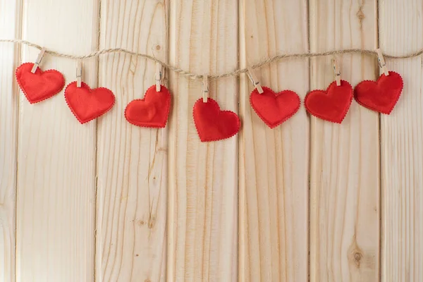 Decorazione Cuori Rossi Appesi Una Corda Sfondo Legno San Valentino — Foto Stock