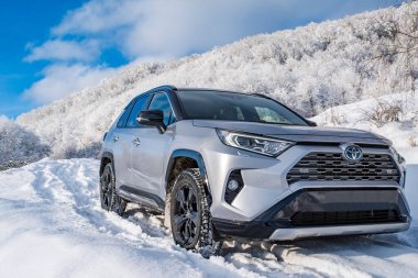 Uzhhorod, Ukrayna. Ocak 2021. Japon markası Toyota RAV 4 'ün gri arabası. SUV, çapraz. Güvenilir ve güzel bir araba. Araba kış dağlarında.