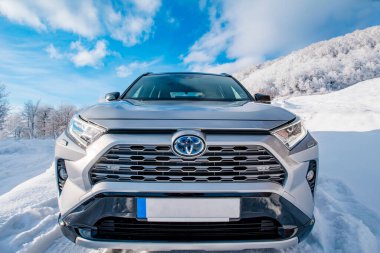 Uzhhorod, Ukrayna. Ocak 2021. Japon markası Toyota RAV 4 'ün gri arabası. SUV, çapraz. Güvenilir ve güzel bir araba. Araba kış dağlarında.