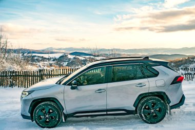 Uzhhorod, Ukrayna. Ocak 2021. Japon markası Toyota RAV 4 'ün gri arabası. SUV, çapraz. Güvenilir ve güzel bir araba. Araba kış dağlarında.
