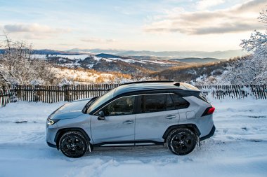 Uzhhorod, Ukrayna. Ocak 2021. Japon markası Toyota RAV 4 'ün gri arabası. SUV, çapraz. Güvenilir ve güzel bir araba. Araba kış dağlarında.