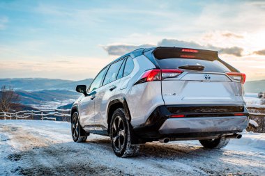 Uzhhorod, Ukrayna. Ocak 2021. Japon markası Toyota RAV 4 'ün gri arabası. SUV, çapraz. Güvenilir ve güzel bir araba. Araba kış dağlarında.