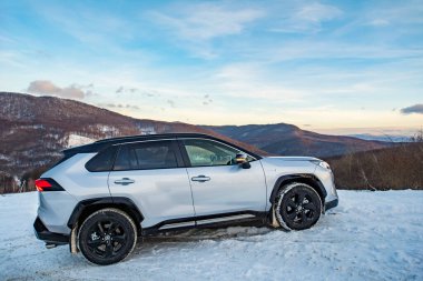 Uzhhorod, Ukrayna. Ocak 2021. Japon markası Toyota RAV 4 'ün gri arabası. SUV, çapraz. Güvenilir ve güzel bir araba. Araba kış dağlarında.