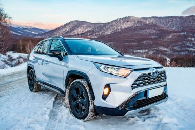 Uzhhorod, Ukrayna. Ocak 2021. Japon markası Toyota RAV 4 'ün gri arabası. SUV, çapraz. Güvenilir ve güzel bir araba. Araba kış dağlarında.
