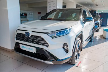 Uzhhorod, Ukrayna. Ocak 2021 Japon markası Toyota RAV 4 hibrit. SUV, çapraz. Güvenilir ve güzel bir araba. Kulübedeki araba.. 