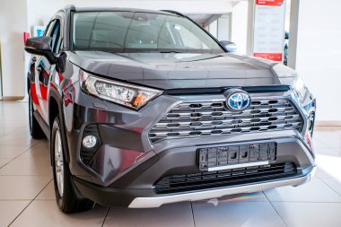 Uzhhorod, Ukrayna. Ocak 2021 Toyota RAV 4 markasının gri arabası. SUV, çapraz. Güvenilir ve güzel bir araba. Kulübedeki araba.. 