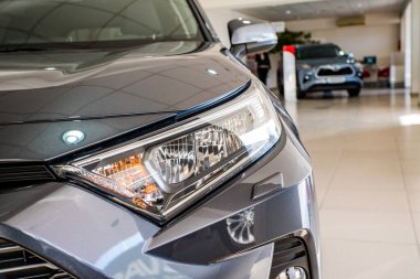 Uzhhorod, Ukrayna. Ocak 2021 Toyota RAV 4 markasının gri arabası. SUV, çapraz. Güvenilir ve güzel bir araba. Kulübedeki araba.. 