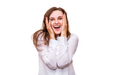 Kız sevinçle şoke oldu, beyaz arka planda izole edilmiş..