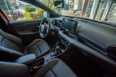 Uzhhorod, Ukrayna. 18 Ocak 2021 Japon markası Toyota Yaris 'in kırmızı araba hibriti. Güvenilir ve güzel bir araba. Arabanın içi..