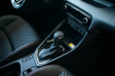 Uzhhorod, Ukrayna. 18 Ocak 2021 Japon markası Toyota Yaris 'in kırmızı araba hibriti. Güvenilir ve güzel bir araba. Arabanın içi..