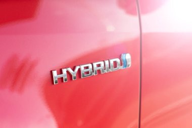 Uzhhorod, Ukrayna. 18 Ocak 2021 Japon markası Toyota Yaris 'in kırmızı araba hibriti. Güvenilir ve güzel bir araba. Kulübedeki araba..