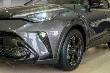 Uzhhorod, Ukrayna. 15 Şubat 2021. Japon markası Toyota C-HR 'ın gri arabası. Güvenilir ve güzel bir araba. Kulübedeki araba..