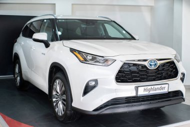 Uzhhorod, Ukrayna. Ocak 2021 Japon markası Toyota Highlander 'ın beyaz arabası. SUV, çapraz. Güvenilir ve güzel bir araba. Kulübedeki araba..