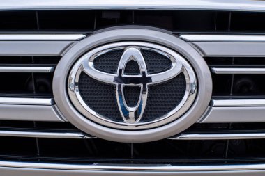 Uzhhorod, Ukrayna. Mart 2021 Japon markası Toyota Land Cruiser 'ın siyah arabası. SUV, 4x4. Güvenilir ve güzel bir araba..