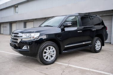 Uzhhorod, Ukrayna. Mart 2021 Japon markası Toyota Land Cruiser 'ın siyah arabası. SUV, 4x4. Güvenilir ve güzel bir araba..