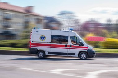 Ambulans şehrin dört bir yanına çağrıldı. Tıbbi bakım. Uzhhorod. Ukrayna 26 Nisan.