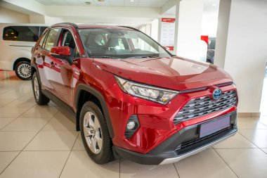 Uzhhorod, Ukrayna. 20 Nisan 2021 Japon markası Toyota RAV 4 hibrit. SUV, çapraz. Güvenilir ve güzel bir araba. Kulübedeki araba..