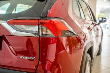 Uzhhorod, Ukrayna. 20 Nisan 2021 Japon markası Toyota RAV 4 hibrit. SUV, çapraz. Güvenilir ve güzel bir araba. Kulübedeki araba..